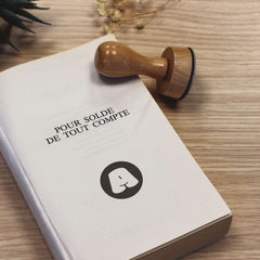 Tampon lettre imposante